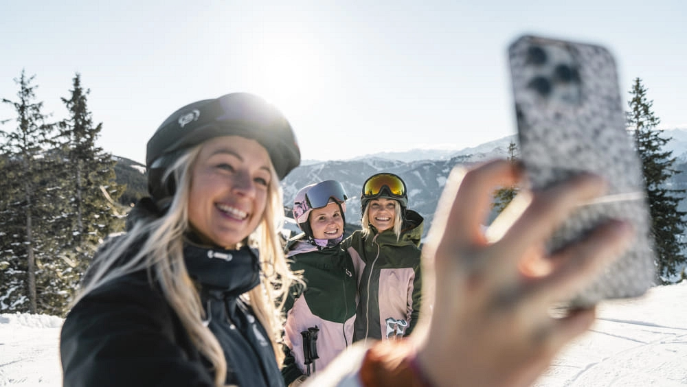 Drei Frauen machen ein Selfie im Skicircus Saalbach Hinterglemm Leogang Fieberbrunn.